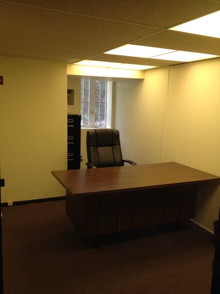 More Photos Of 19 N County Line Rd, Jackson Medical For Lease
