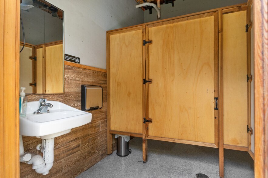 More Photos Of 6440 Cedar Ln, Brooksville Sports And Entertainment For Sale