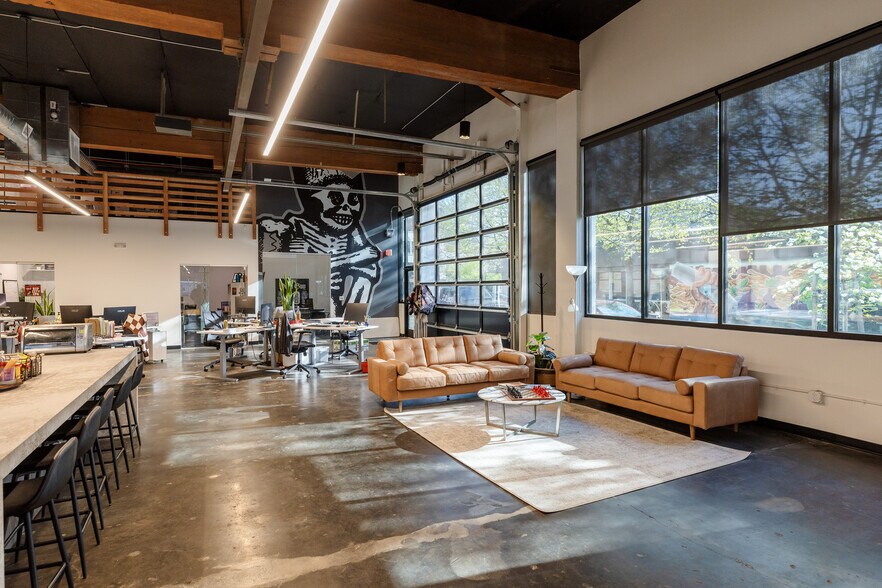 More Photos Of 721-731 SE Yamhill St, Portland Showroom For Lease