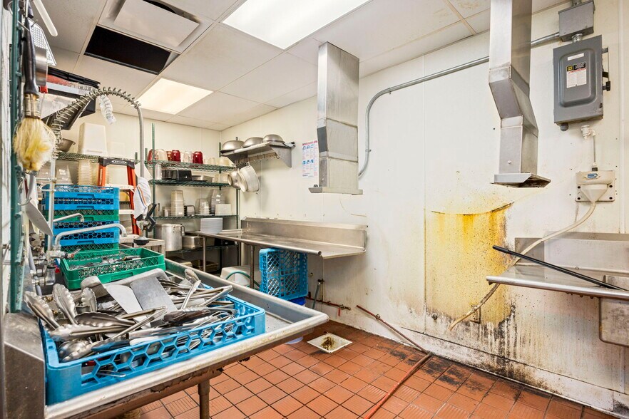 More Photos Of 350 University Blvd, Harrisonburg Freestanding For Sale