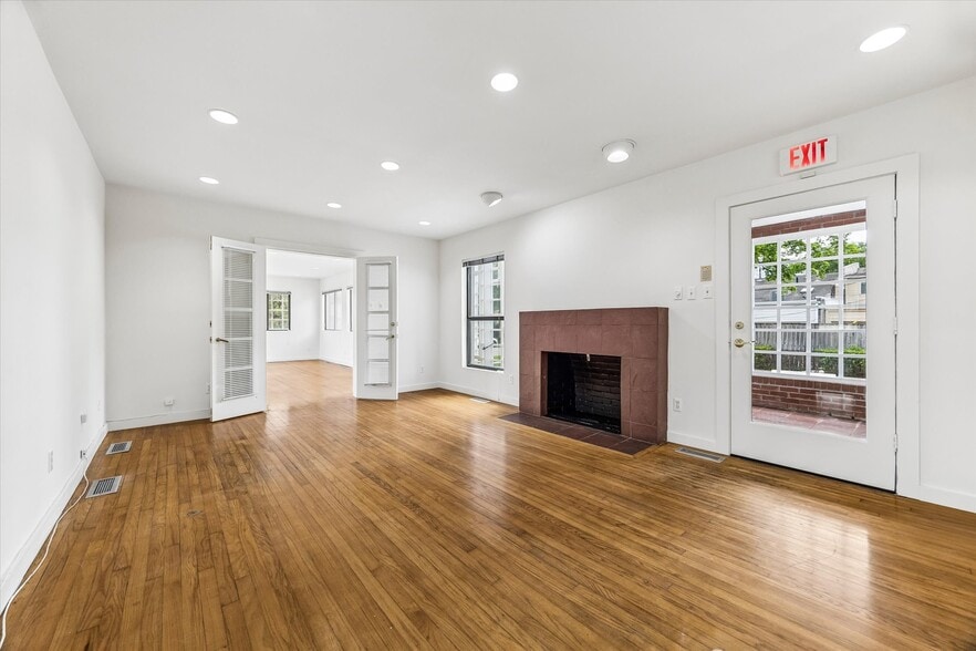 More Photos Of 2402 Commonwealth St, Houston Office For Sale