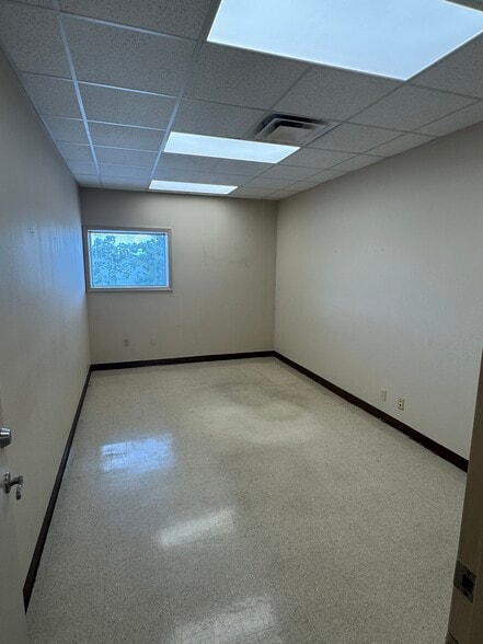 More Photos Of 7900 Greenwood Rd, Shreveport Warehouse For Lease
