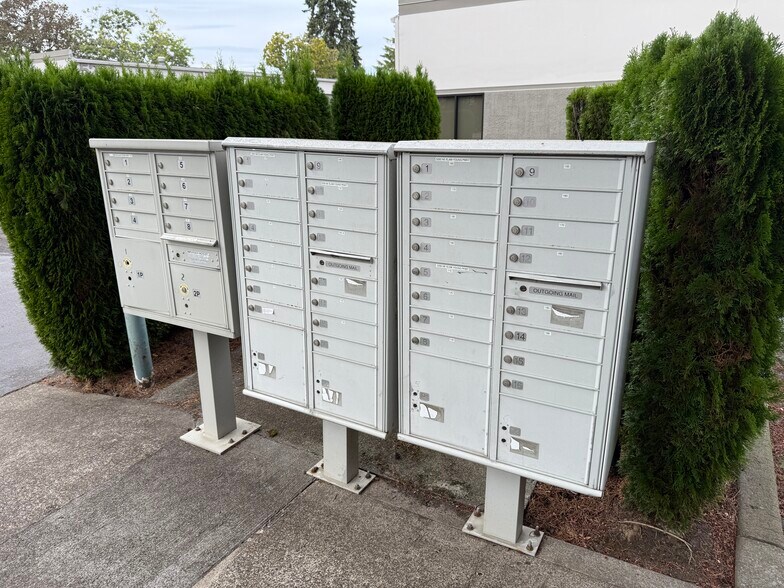 More Photos Of 5293 NE Elam Young Pky, Hillsboro Showroom For Sale