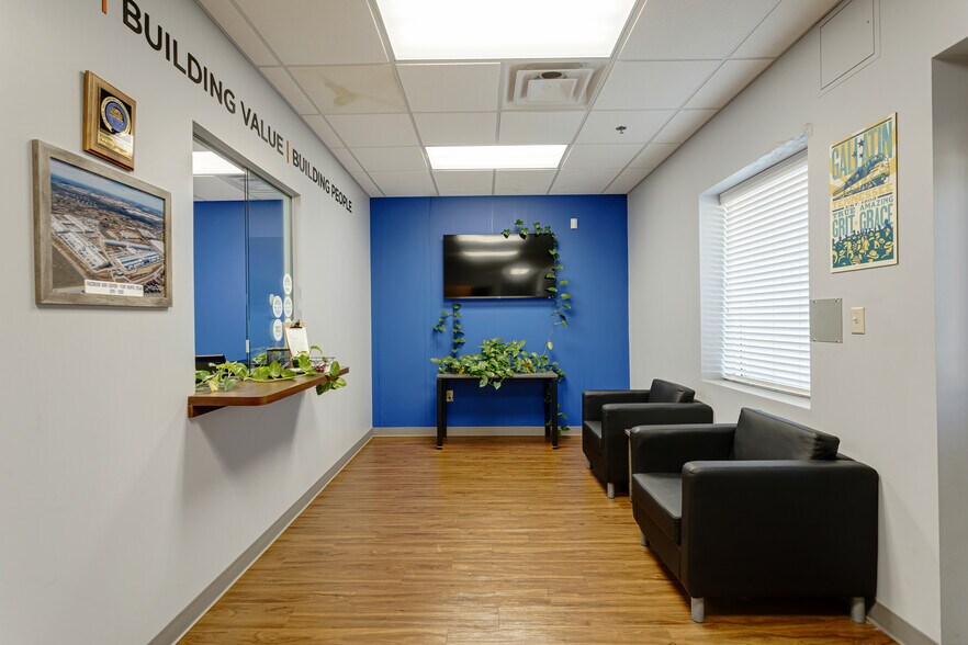 More Photos Of 359 Maple St, Gallatin Manufacturing For Sale