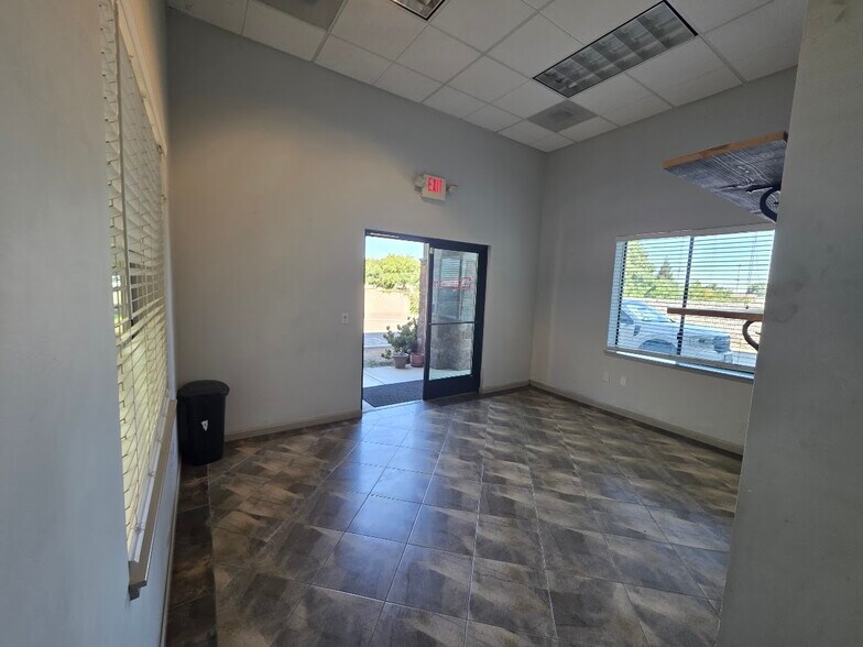 More Photos Of 500 Delano Dr, Oakdale Showroom For Lease