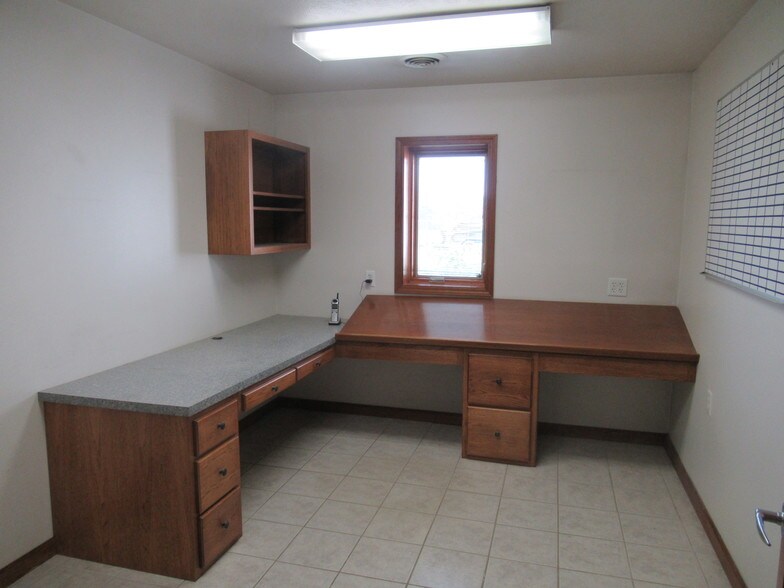 More Photos Of 3105 Great Northern, Springfield Warehouse For Sale