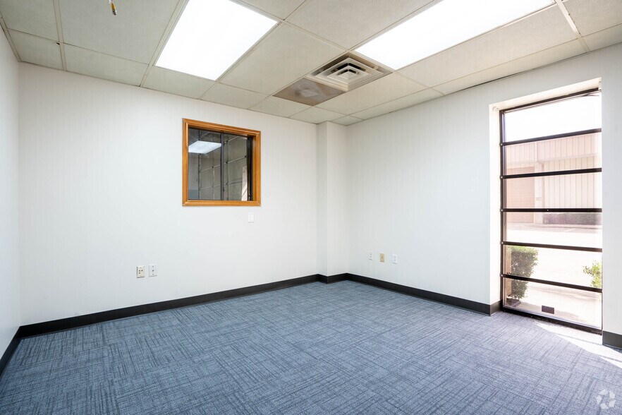 More Photos Of 8807-8815 Emmott Rd, Houston Unknown For Lease