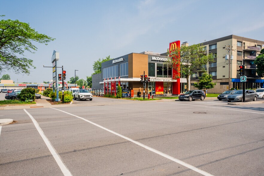 More Photos Of 7001-7155 Ch Côte St-Luc, Montréal Unknown For Lease