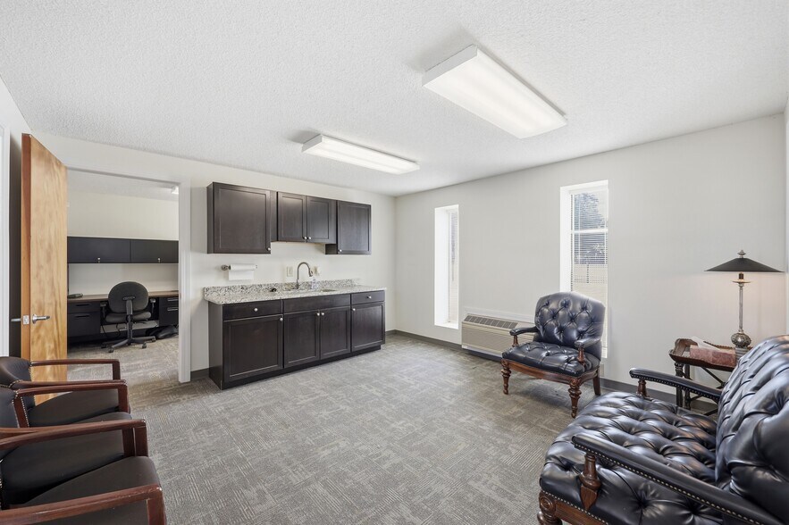 More Photos Of 1121 N Memorial Dr, Greenville Airplane Hangar For Lease