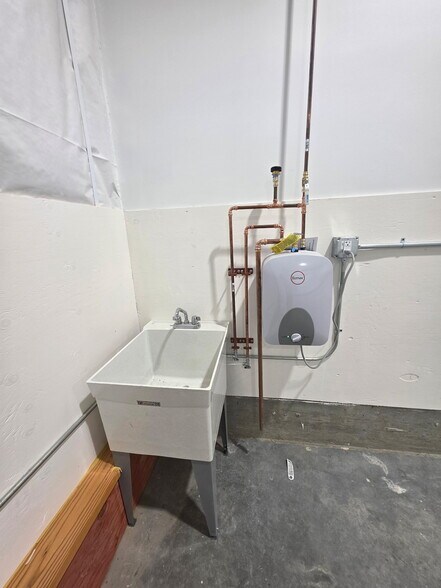 More Photos Of 97 Gardner Rd, Winchendon Flex For Lease