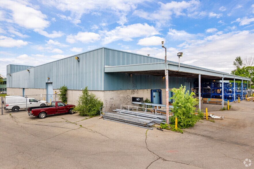 More Photos Of 2200 Av Bennett, Montréal Warehouse For Lease