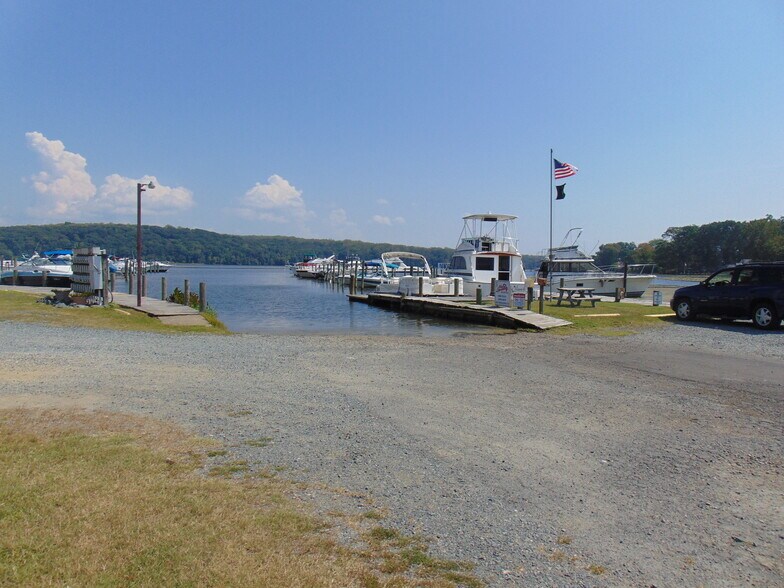 More Photos Of 121 Willow Landing Rd, Stafford Marina For Sale