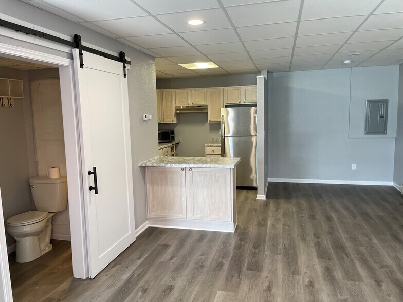 More Photos Of 30401-30405 Neal Ave, Lindstrom Warehouse For Sale