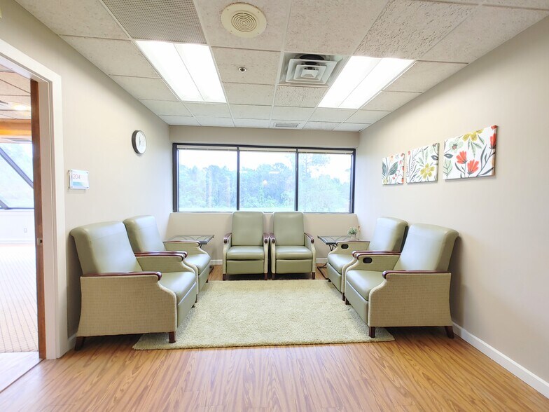 More Photos Of 9000 Cypress Green Dr, Jacksonville Office For Lease