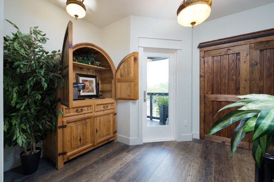 More Photos Of 504 Tivy St, Kerrville Flex For Sale