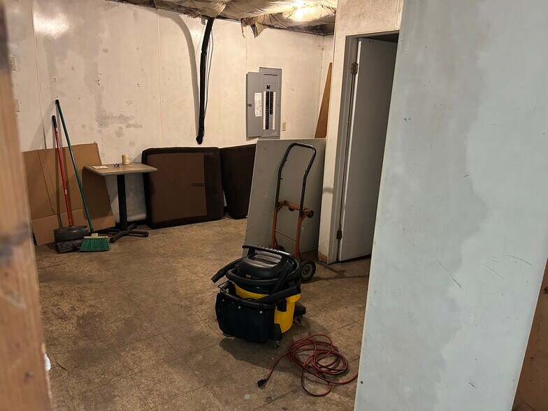 More Photos Of 127 S State St, South Whitley Freestanding For Lease