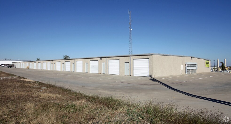 More Photos Of 9500 Southwest Dr, Fort Worth Warehouse For Lease