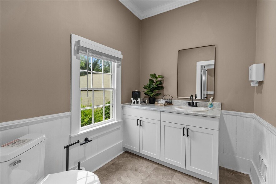 More Photos Of 306 N Thornton Ave, Dalton Office For Sale