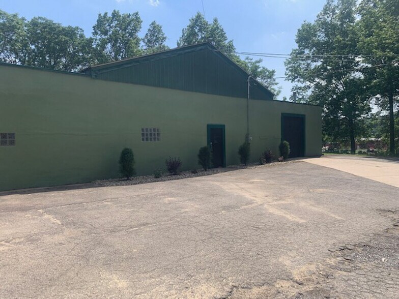 More Photos Of 453 E Euclid St, Salem Industrial For Sale