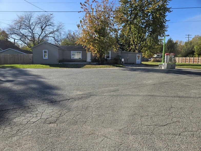 More Photos Of 19162 Huron River Dr, New Boston Specialty For Sale