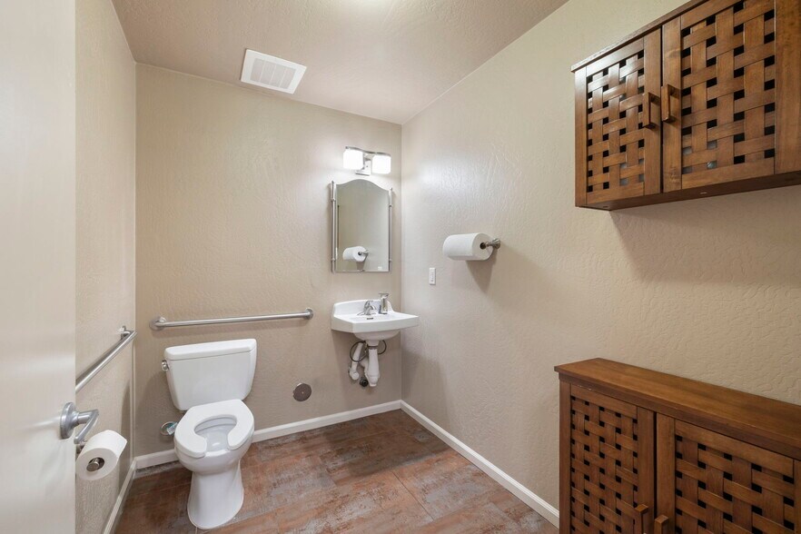 More Photos Of 1600 W University Ave, Flagstaff Medical For Sale