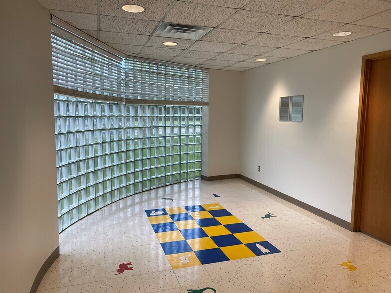 More Photos Of 43750 Woodward Ave, Bloomfield Hills Medical For Lease