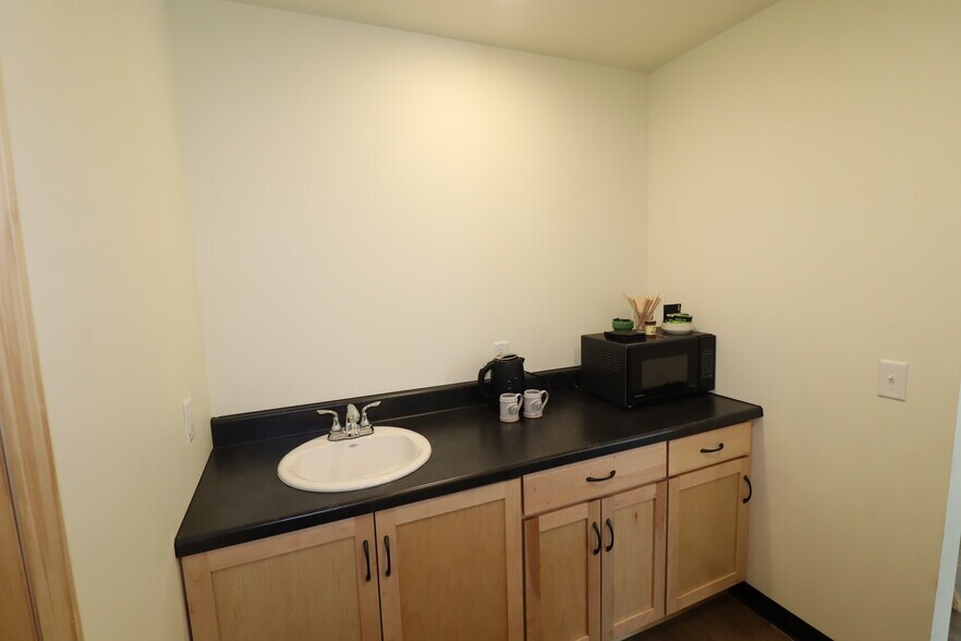 More Photos Of 257 Manypenny Ave, Bayfield Office For Lease