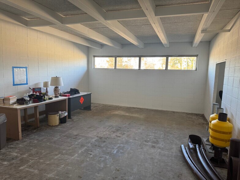 More Photos Of 5759 Tammy Little Dr, Section Warehouse For Sale