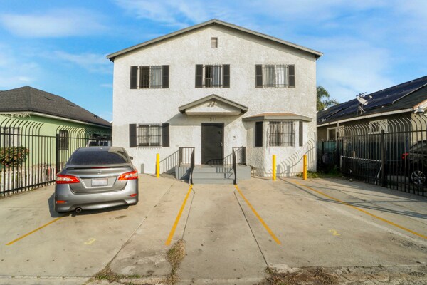 Primary Photo Of 211 E 55th St, Los Angeles Apartments For Sale