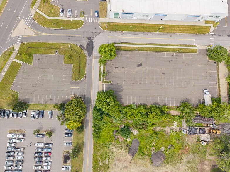 More Photos Of 107 Charles Lindbergh Blvd, Garden City Land For Lease