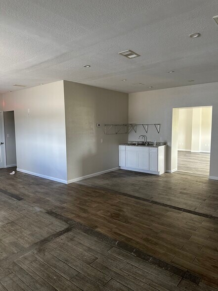 More Photos Of 6530 Queenston Blvd, Houston Warehouse For Lease