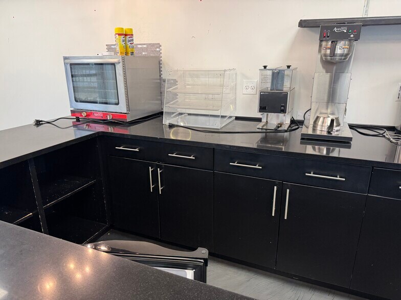 More Photos Of 109 S Bridge St, Yorkville Storefront Retail Residential For Lease