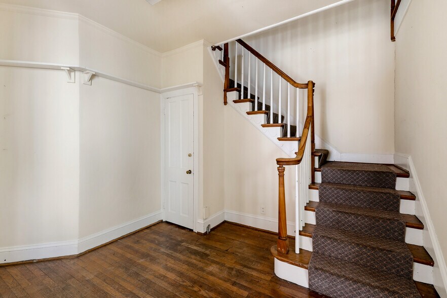 More Photos Of 3 E Market St, Leesburg Office For Sale