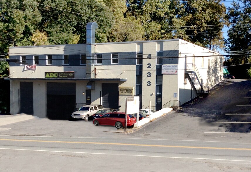More Photos Of 4233 Howard Ave, Kensington Warehouse For Lease