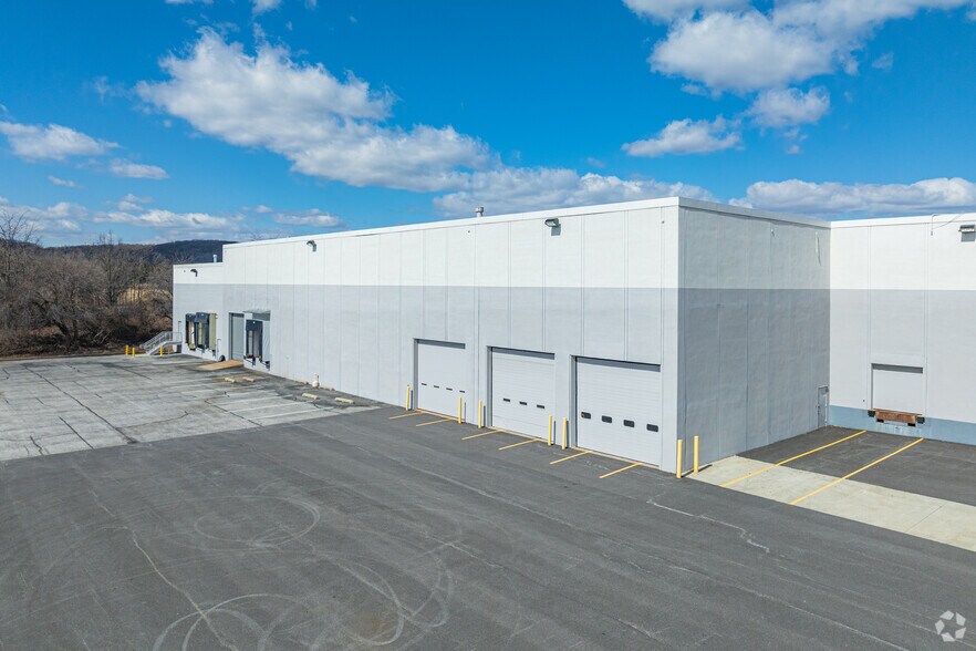 More Photos Of 10820 Gilroy Rd, Hunt Valley Warehouse For Lease