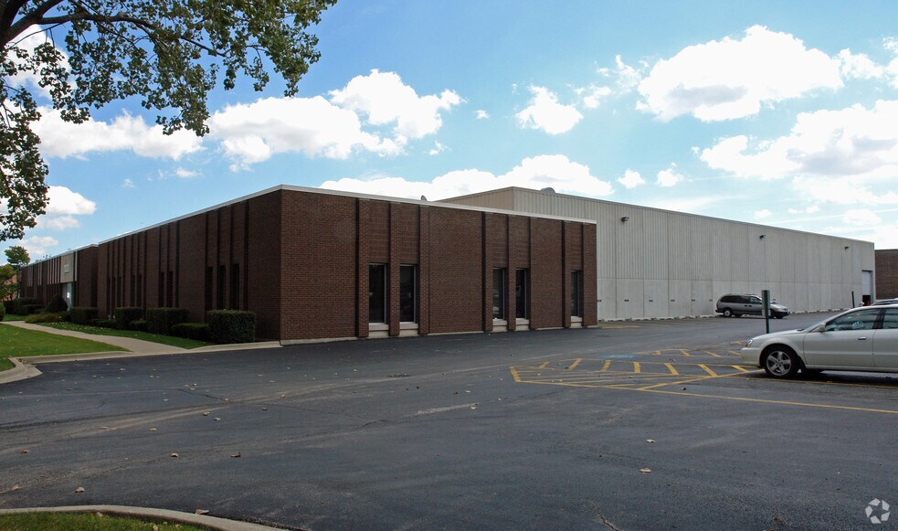 More Photos Of 301 Holbrook Dr, Wheeling Warehouse For Lease
