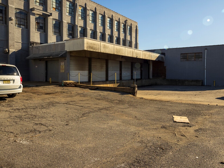 More Photos Of 39 Meade St, Trenton Distribution For Lease