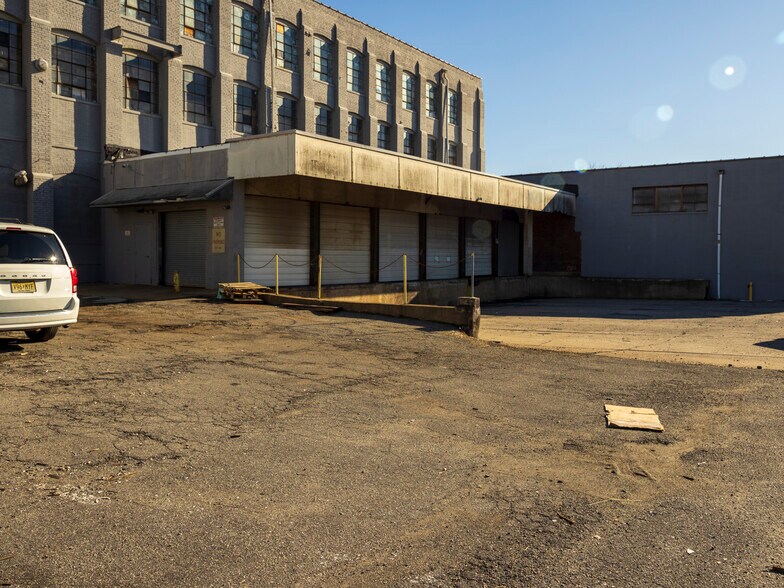 More Photos Of 39 Meade St, Trenton Distribution For Sale