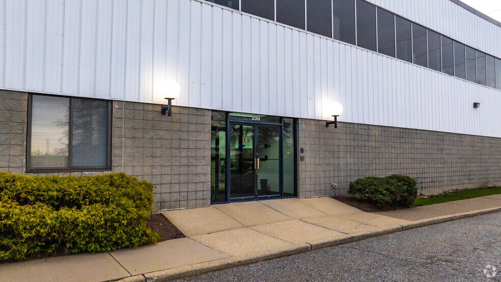 More Photos Of 550 Meadowlands Pky, Secaucus Warehouse For Lease