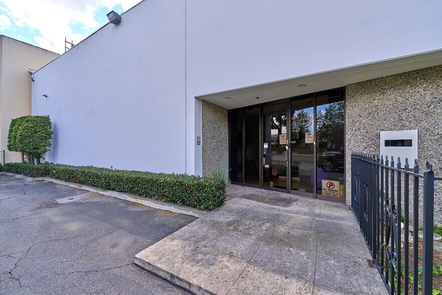 More Photos Of 614 E Walnut St, Carson Warehouse For Sale