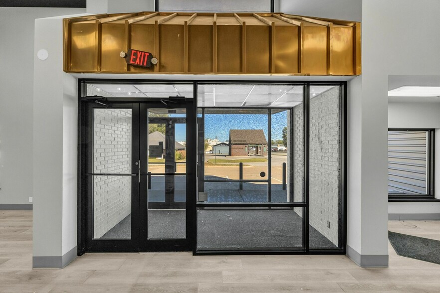 More Photos Of 400 N Mission St, Sapulpa Bank For Sale