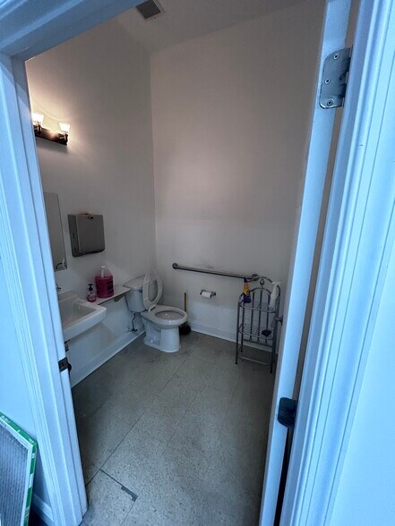 More Photos Of 6008 Fair Oaks Dr, Frederick Showroom For Lease