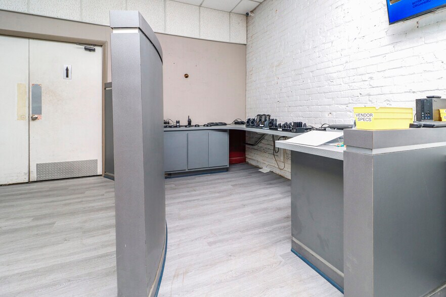 More Photos Of 827 Douglas Ave, Portsmouth Warehouse For Lease