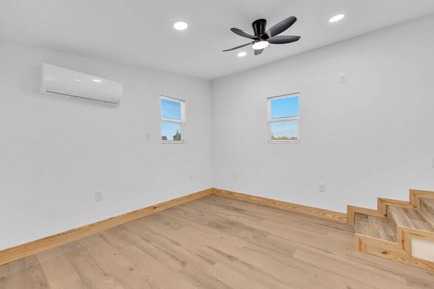 More Photos Of 15427 W Highway 12, Gentry Flex For Sale
