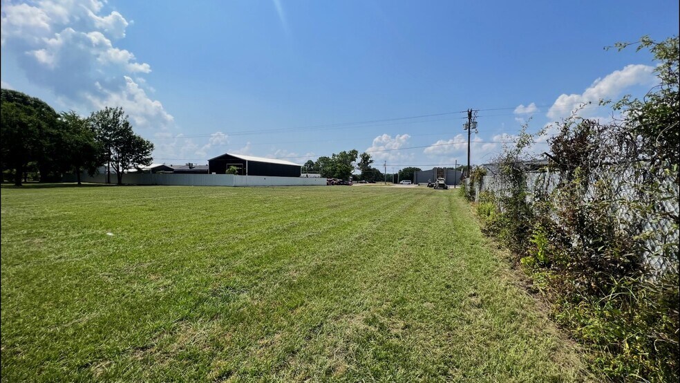 More Photos Of 2618 W Main St, Gun Barrel City Storefront For Sale