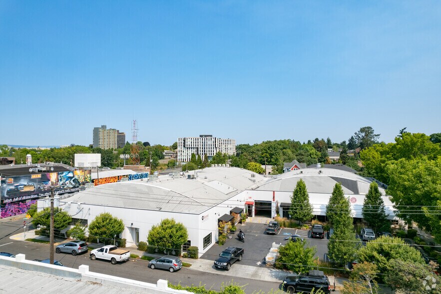 More Photos Of 2117 NE Oregon St, Portland Showroom For Lease