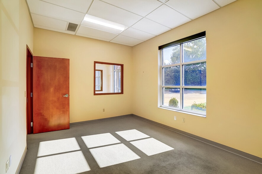 More Photos Of 1740 Thomas Paine Pky, Dayton Warehouse For Lease