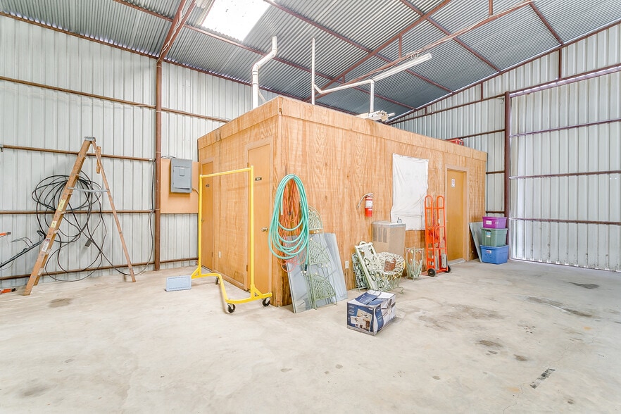 More Photos Of 3433 E Highway 199, Springtown Flex For Sale