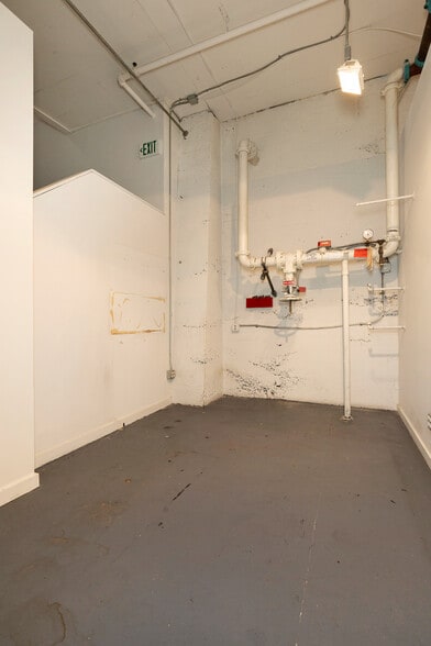 More Photos Of 3516 Fremont Pl N, Seattle General Retail For Lease