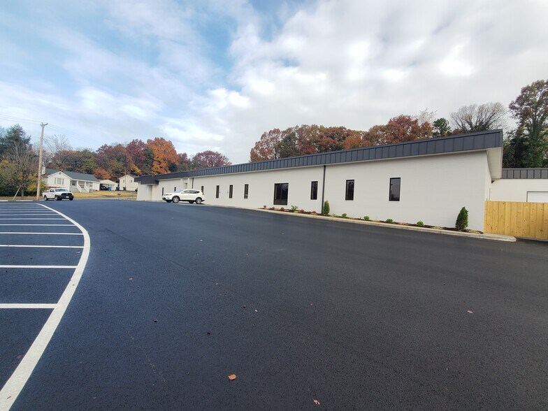 More Photos Of 3361 Melrose Ave NW, Roanoke Light Distribution For Lease